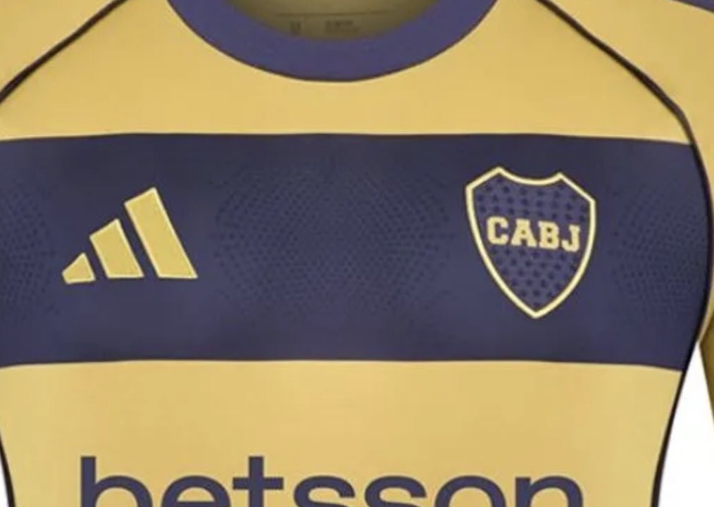 Hay algo que me  parece bastante desprolijo de parte de <a href="/adidas/">adidas</a> y de <a href="/BocaJrsOficial/">Boca Juniors</a> con respecto al escudo. hoy no se sabe cuál es el escudo actual de Boca, en 4 camisetas vemos 4 de escudos diferentes, respeten a Boca por favor! 
<a href="/PlanetaBoca/">Planeta Boca Juniors</a> <a href="/espacioazulyoro/">Espacioazulyoro</a> <a href="/marto_m3/">Marto_CABJ</a>