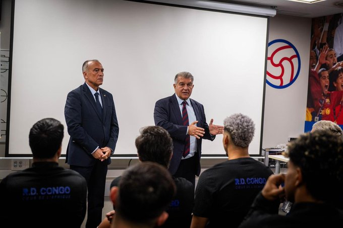 🎙️ Laporta: "Rafa Yuste será ahora presidente, y cuidadlo, porque se comportará como debe hacerlo. Solo quiero deciros que este período, de aproximadamente 40 o 45 días, me hará extrañaros. Lo mejor ha sido estar con todos vosotros: jugadores, Flick, staff y el resto del