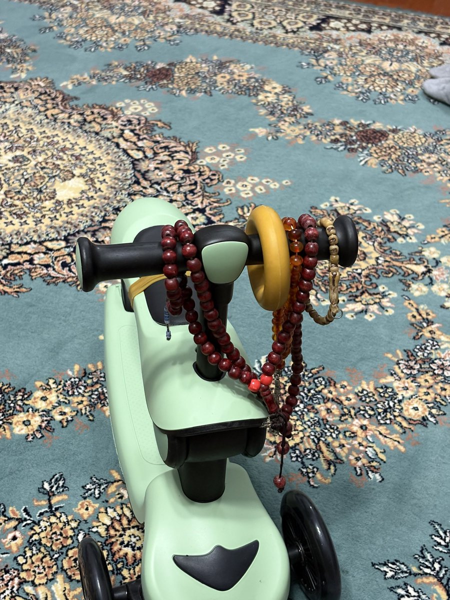 Dolmuş şoförü gibi direksiyonu doldurmuş hayret bişey