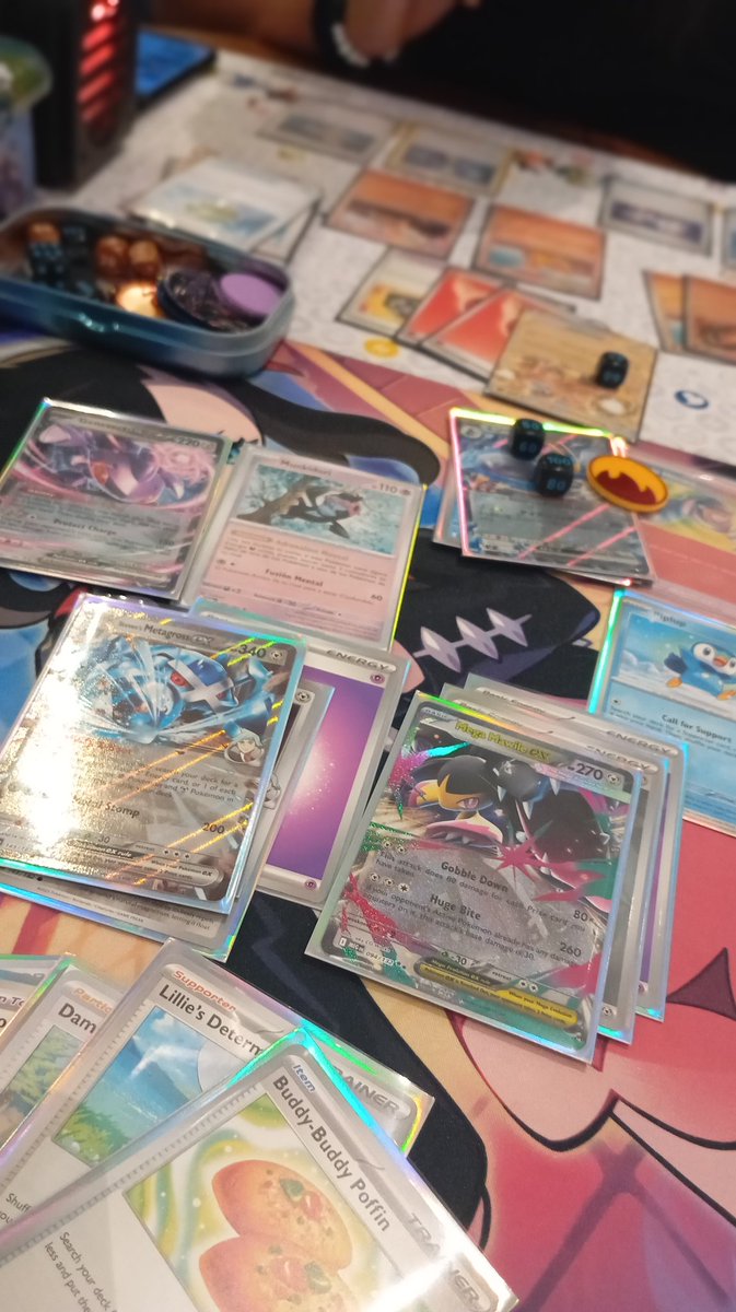 oso_osu's tweet image. Después de mucho, jugando #pokemontcg
Gracias cebtro comercial por no sacarnos de la mesa(?) y la #masterball  es una palomera de la película Mewtwo Strikes Back Evolution (si la ver. 3D de la 1ra peli de Pókemon)
bonito regalo uwu
#TCG #Pokemon #Collectibles