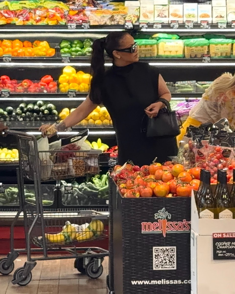 Galerie_Rihanna's tweet photo. Rihanna at Bristol Farms in LA yesterday. https://t.co/fWy2N0j8b5
