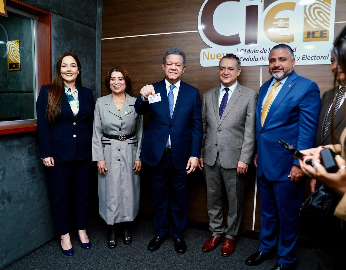 LosManauris's tweet image. El presidente del partido Fuerza del Pueblo (FP), Leonel Fernández, mostró este martes su nueva cédula de identidad y electoral, tras completar el proceso de renovación dispuesto por la Junta Central Electoral.

#Leonel Fernández 
#FPComunica
#FuerzaDelPueblo