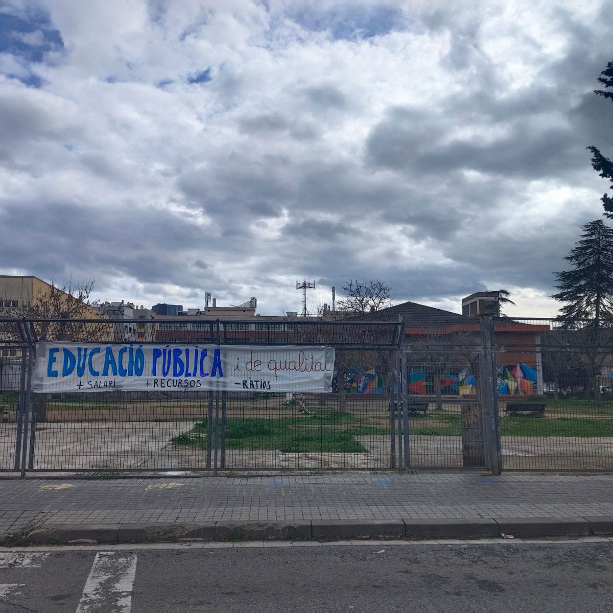 AssembleaLH's tweet photo. Escoles i instituts de l'Hospitalet asseyalen el rumb 🧭

Demà, tothom a la vaga! https://t.co/I9G0C7BDZB