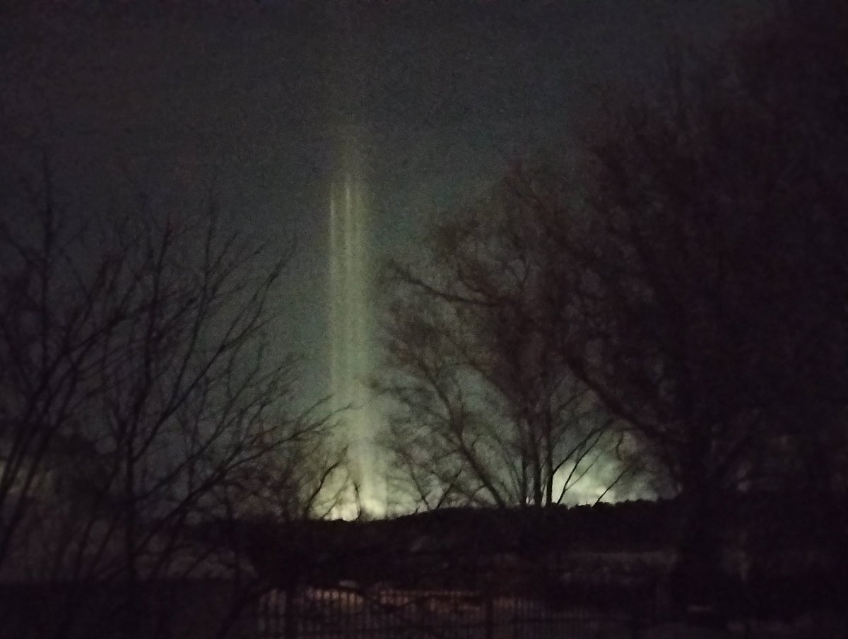 Световые столбы в ночном небе, в этот раз такие четкие!