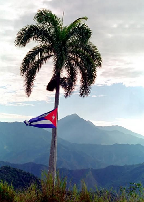 Además  de extremadamente cínico, es aberrante declarar a #Cuba como una amenaza  para el país más rico del mundo. Se trata de un  pretexto absurdo, con la  única finalidad de asfixiar a un país pequeño geográficamente, pero  inmenso en dignidad y soberanía. #CubaEstáFirme