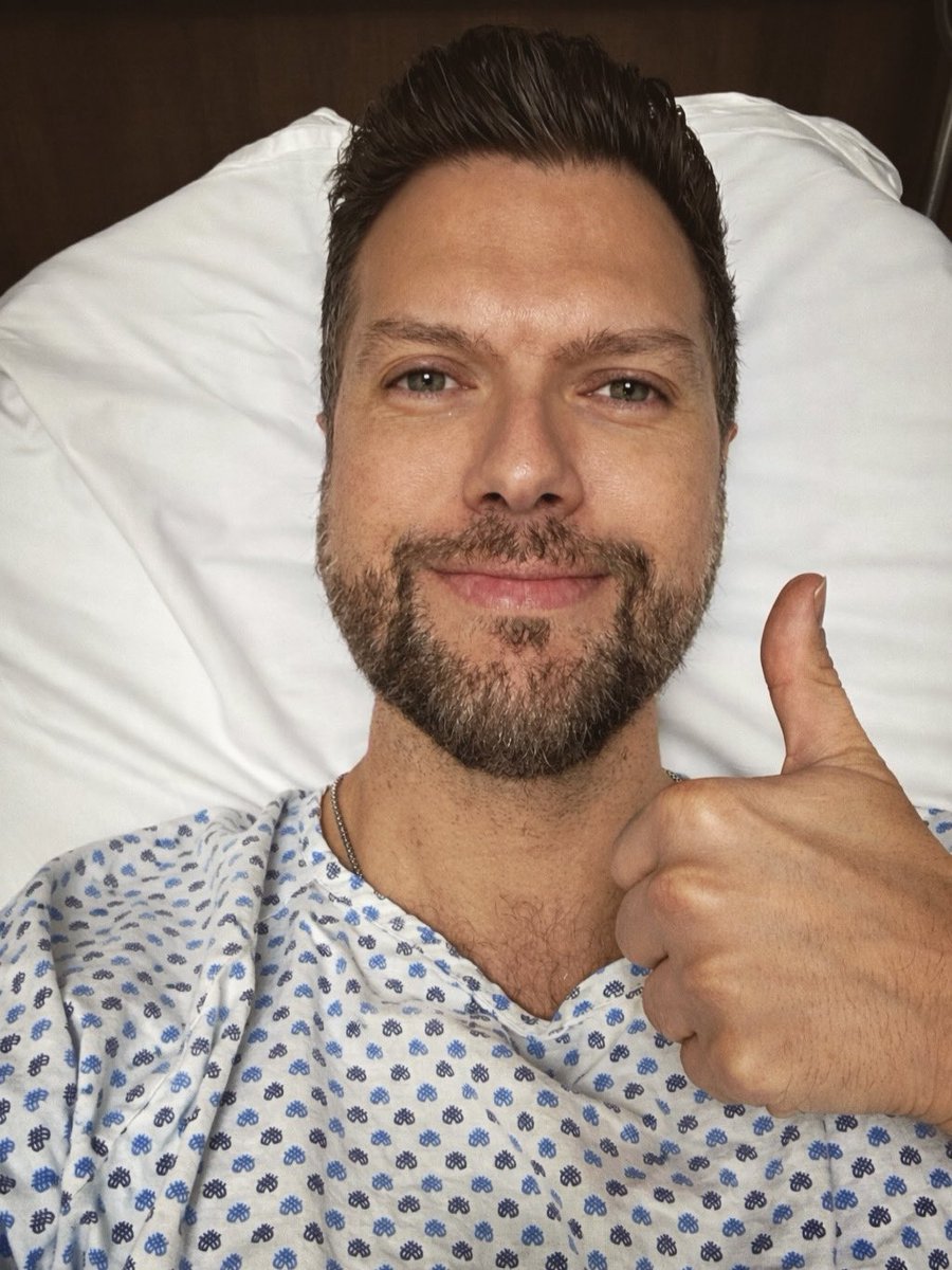 martinezmau's tweet image. Hoy sonrío desde una cama de hospital, pulgar en alto y alma firme. Esta no es solo una foto: es mi cuarta inmunoterapia y mi forma de decirle a la vida que aquí sigo, después de ganarle la batalla al cáncer de vejiga por quinta vez. No ha sido fácil. (1/2)