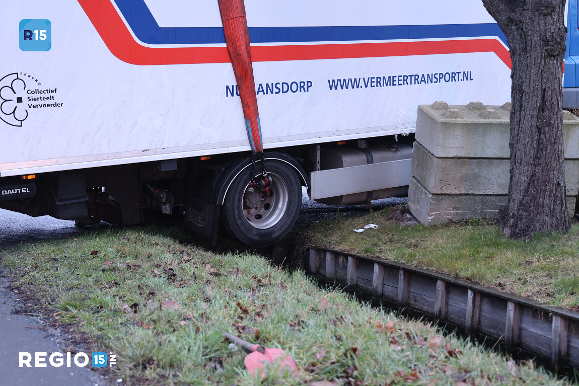 Trailer hangt boven de sloot in Poeldijk