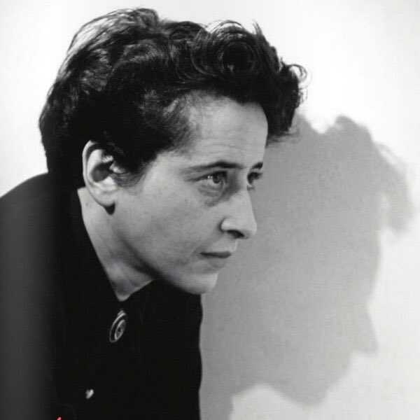 “Nadie tiene derecho a obedecer.”
Hannah Arendt

(Quien quiere comportarse que se lo lleve el río.)

“Toda la filosofía moral de Kant se reduce a la idea de que cada persona, en cada acción, debe considerar por sí misma si la máxima de su acción puede convertirse en una ley
