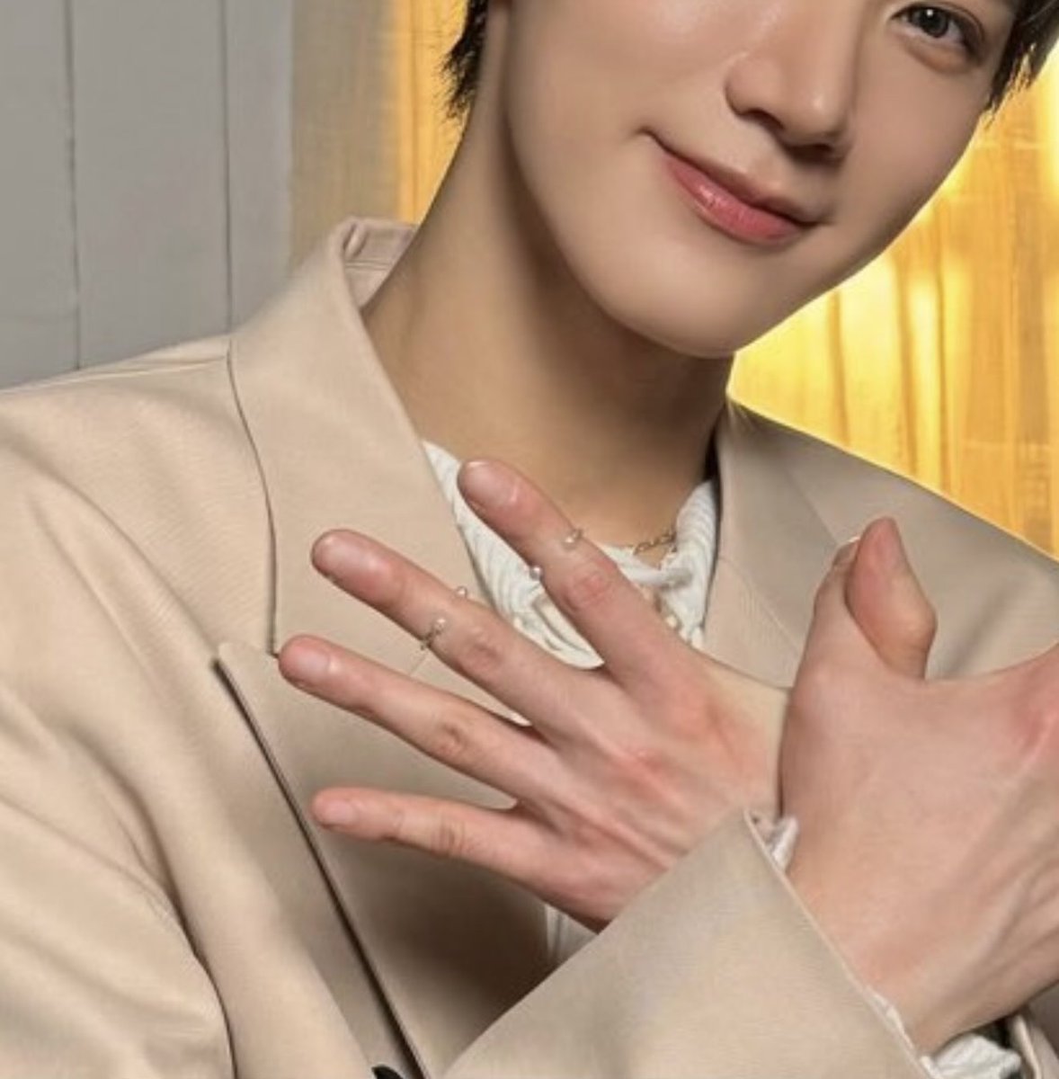 ดูเครื่องประดับที่มือ 😭😭😭😭😭😭