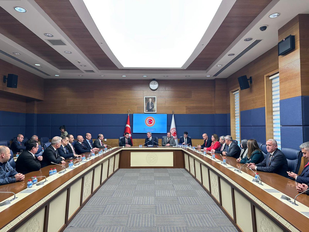 Harp Malulü Gaziler, Şehit Dul ve Yetimleri Derneği’nin kıymetli temsilcileri ile  Gazi Meclisimizde görüştük. 

Bu toprakları bizlere vatan kılan kahraman şehitlerimizin yakınlarına ve kahraman gazilerimize vefa borcumuzu ödemek için gece gündüz birlikte çalışıyoruz🇹🇷