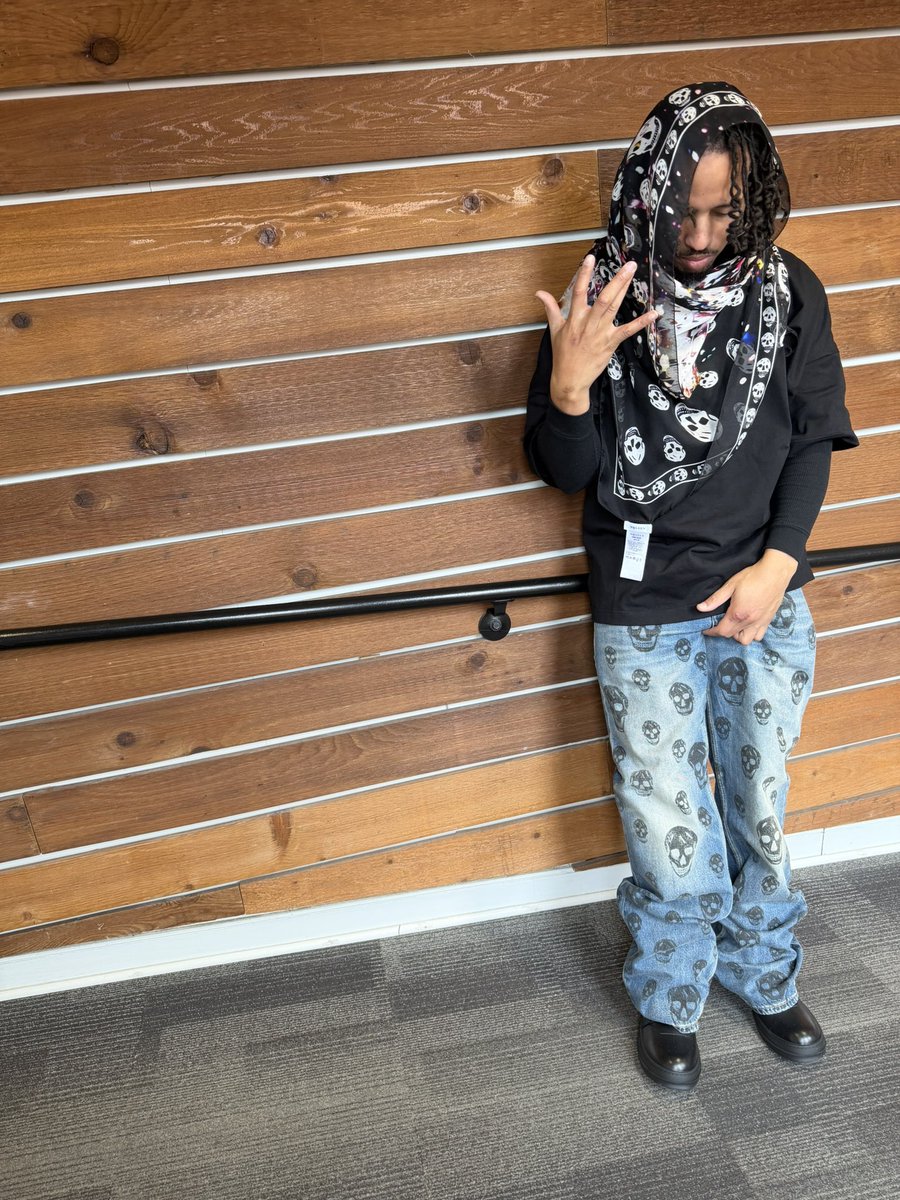 Big ass jeans with the Rick Owen’s like I’m wearing my uncle clothes💀✨