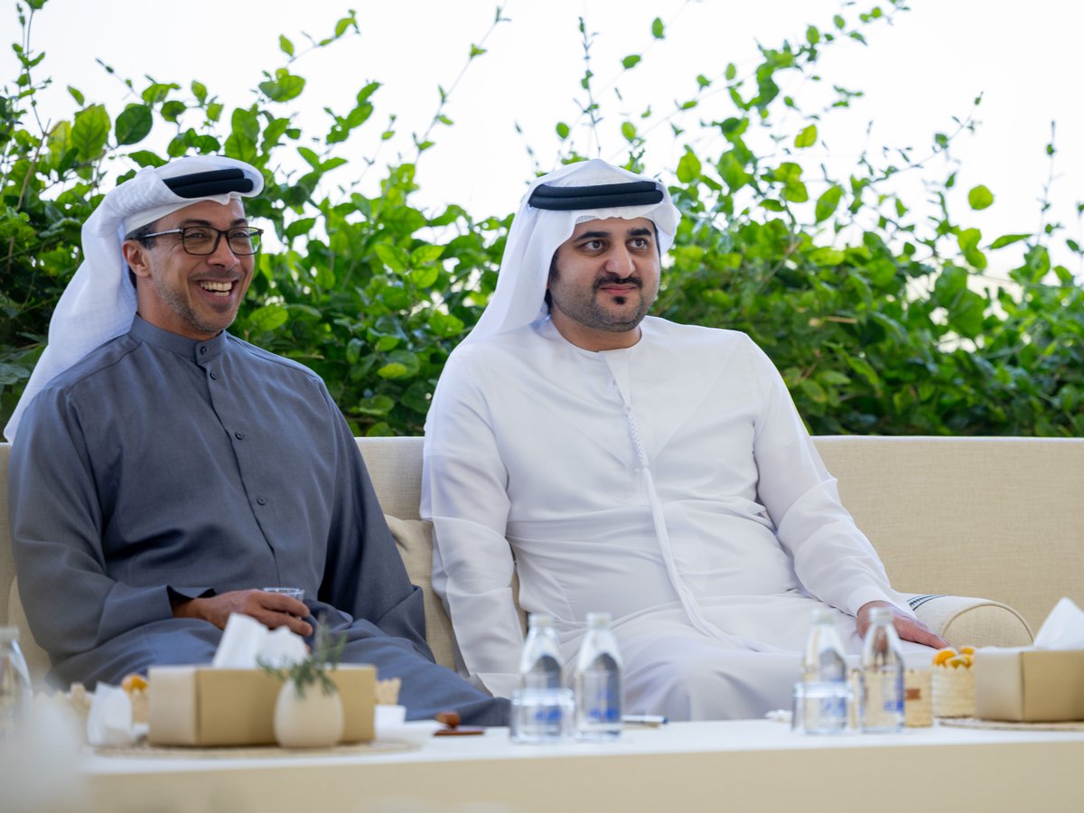 رئيس الدولة يستقبل محمد بن راشد، بحضور منصور بن زايد، في قصر البحر، حيث تناول اللقاء عدداً من القضايا والموضوعات التي تهم شؤون الوطن والمستهدفات الوطنية التي تضع الإنسان على قمة أولويات التنمية.