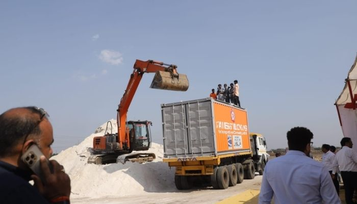 tv13gujarati's tweet image. ભારતીય રેલવેનું નવું કદમ: મીઠાના પરિવહન માટે સ્ટેનલેસ સ્ટીલ કન્ટેનરના સફળ ટ્રાયલ સાથે લોજિસ્ટિક્સ ક્ષેત્રે નવી ક્રાંતિનો પ્રારંભ

tv13gujarati.com/news/new-step-…

#IndianRailways #LogisticsRevolution #StainlessSteelContainers #SaltTransport #tv13gujarati