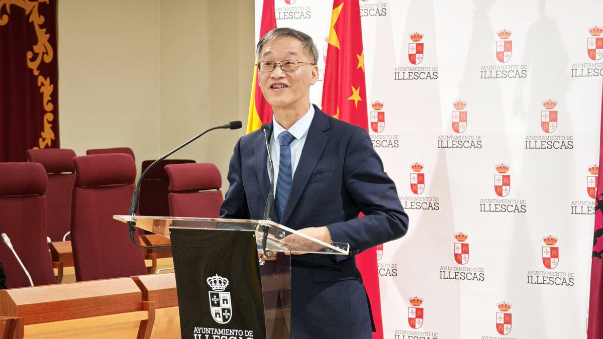 psoeillescas's tweet photo. Hoy hemos recibido en Illescas al embajador de la República Popular China en España, Yao Jing, en un encuentro junto a nuestro alcalde, José Manuel Tofiño, que refuerza la proyección internacional de nuestro municipio.

Hemos tenido la oportunidad de compartir qué es Illescas y hacia dónde se dirige. Un municipio que crece con estabilidad, que atrae actividad económica y que pone el foco en lo importante: empleo de calidad, formación y cohesión social.

El embajador ha valorado positivamente el crecimiento económico y poblacional de Illescas, así como su posición estratégica, que nos convierte en un lugar atractivo para la cooperación y el desarrollo empresarial.

Desde aquí vamos a seguir trabajando con una visión muy clara: una Illescas abierta, dialogante y con futuro, que avanza generando oportunidades y bienestar para sus vecinos y vecinas.