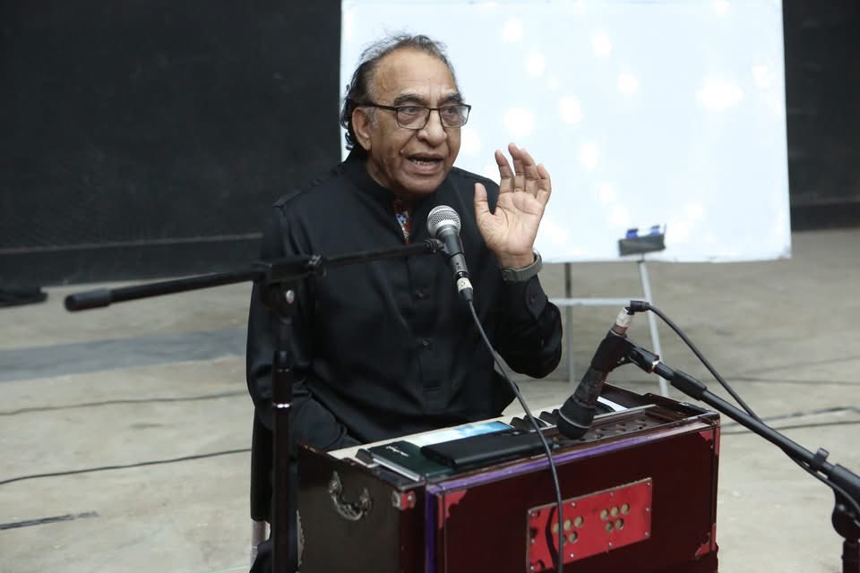 ACPKHI's tweet photo. Glimpses from an interactive music workshop by Ustad Salamat Khan with SOVAPA students at Arts Council Karachi, focusing on classical vocal training & musical expressions.
#ACPKHI #ArtsCouncil #SOVAPA #MusicWorkshop https://t.co/zOTDyAey42