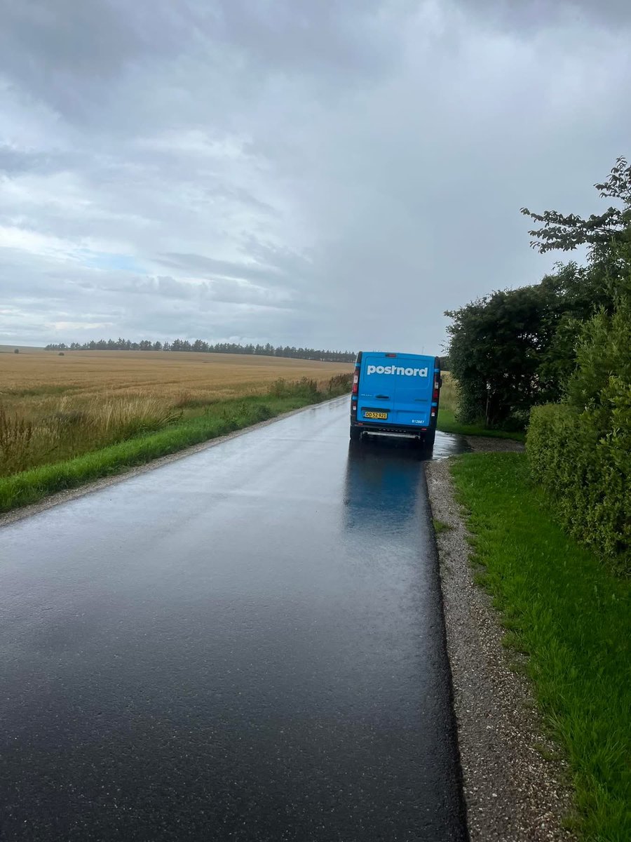 Det her er dybt godnat 🤦‍♂️

I 2023 besluttede et meget bredt flertal i Folketinget at liberalisere vores postvæsen.

Fra Alternativet til Liberal Alliance og Nye Borgerlige.

Enhedslisten sagde nej. Vi advarede imod at sælge ud af vores postvæsen, som er kritisk infrastruktur.

Vi