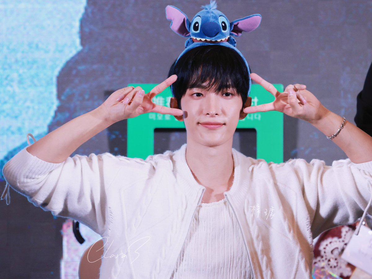 Clarawithsvt's tweet photo. You’re my stitch which means you’re my family member and best friend. https://t.co/qbohRelkeB