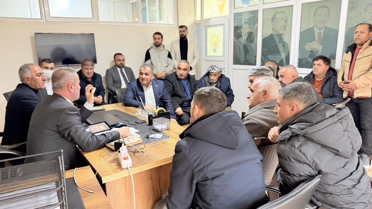 📍 Şemdinli

✅ AK Parti Şemdinli İlçe Başkanlığı

Üzümkıran köyümüzün kıymetli büyüklerini ve değerli heyetini ilçe başkanlığımızda misafir ettik.

Köyümüzün talep ve beklentilerini dinleyerek karşılıklı istişarelerde bulunduk, birlik ve beraberliğimizi pekiştirdik.

Nazik