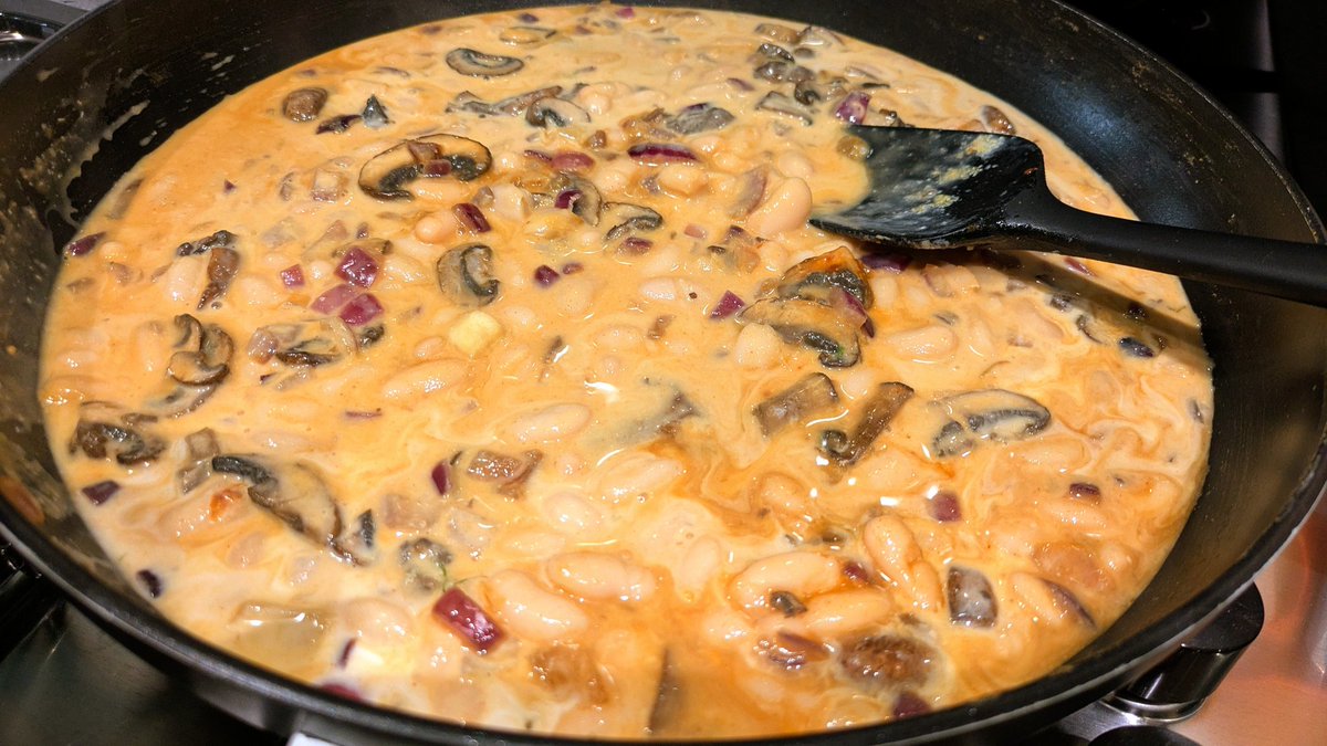 VeganOlive1's tweet image. Mushroom cannellini bean stroganoff &amp;amp; crispy @squeakybeanveg bacon pasta #Vegan #Crueltyfree #HealthyFood #Peaceplate ❤️😋👌🌻🌱