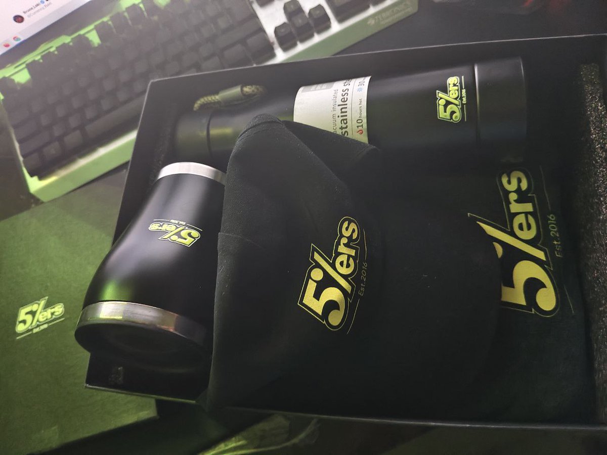 Currency_Raid's tweet photo. Thank you for the merch @the5erstrading  for the surprise gift! 🎁
I’m grateful to be part of this community ❤️

#the5ers  #propfirm https://t.co/o2JzTfINqZ