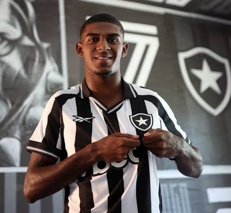 Me emocionei de verdade com as palavras do Wallace Davi.

Muito foda ver um mlk que tem uma ligação tão forte com o Botafogo e que sente o mesmo amor que a gente sente pelo clube.

Tô torcendo ainda mais pra que ele arrebente com a nossa camisa.