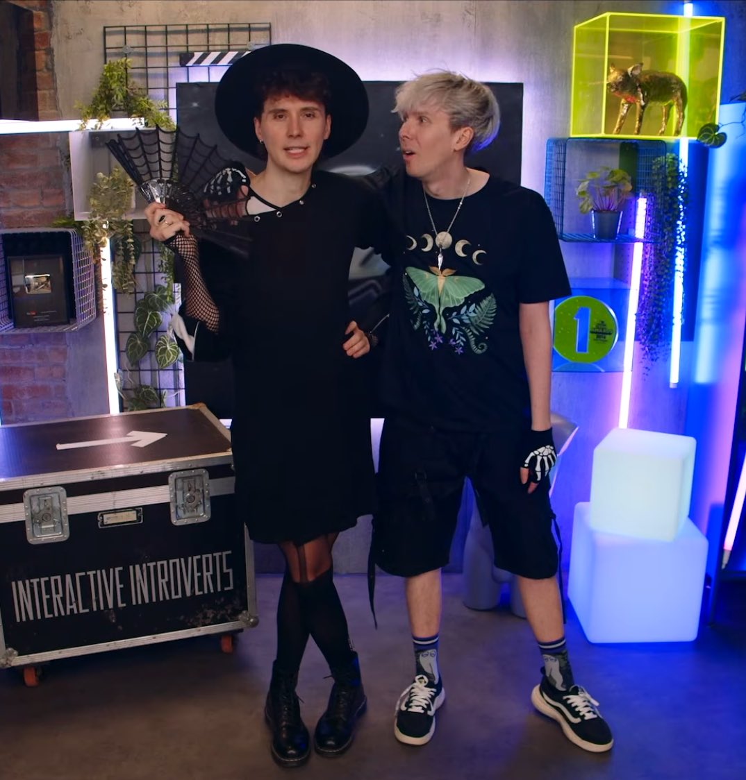 Seshat15fr's tweet image. Love this outfit #phanart #danandphil