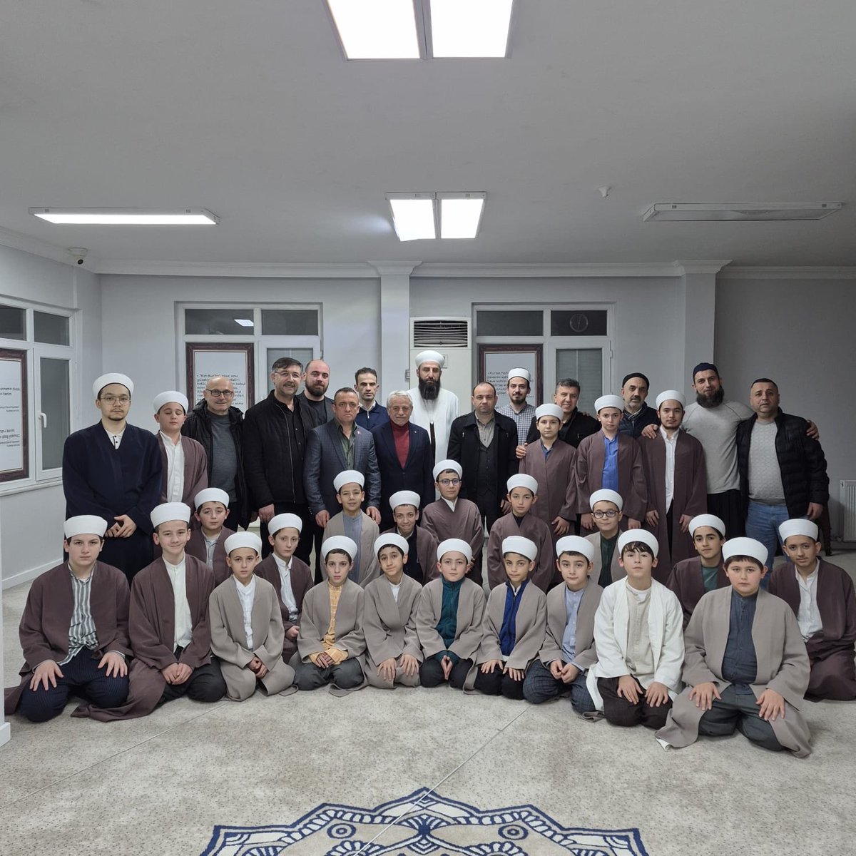 İl Gözetmeniz Sn. Turgay Akpınar beyefendi ile Suffa Mescidi Kuran Kursu ve Kur'an- Kerim'i kalplerine nakseden hafız kardeslerimiz ile bir araya geldik. Rabbim birliğimizi ve beraberliğimizi daim eylesin.
<a href="/akpartiistanbul/">AK Parti İstanbul</a> 
<a href="/abdullahozdemir/">Abdullah Özdemir</a> 
<a href="/Behadir/">Serkan Bahadir</a>