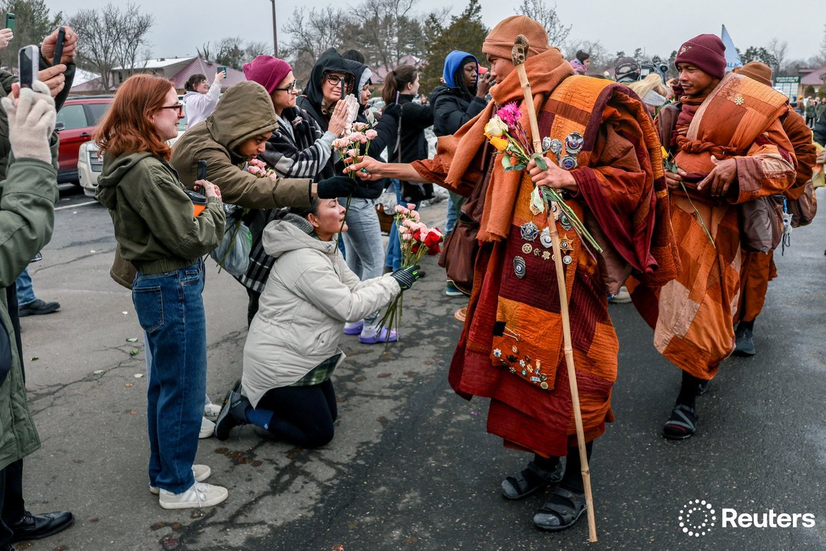 Reuters's tweet photo. Draped in burnt-orange robes, two dozen Buddhist monks set out on a 2,300-mile 'Walk for Peace' — a self-described spiritual journey across nine states in US to raise awareness of peace, kindness and compassion https://t.co/nAG65h3FiH 📷 Evelyn Hockstein https://t.co/Z1uJyvnLrJ