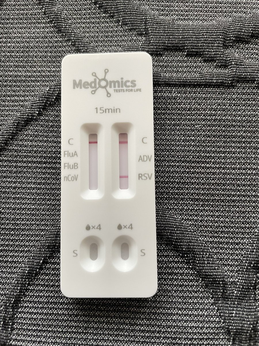 Bei uns im Job (Mutter Kind–WG) sind 5 Frauen und 4 Kinder Influenza A positiv getestet. Ich hab auch alle Symptome, bin wirklich richtig, richtig krank. Mein Test so: 🙋🏻‍♀️ I bims, 1 RSV! 
ich weiß nicht mal, was das ist…