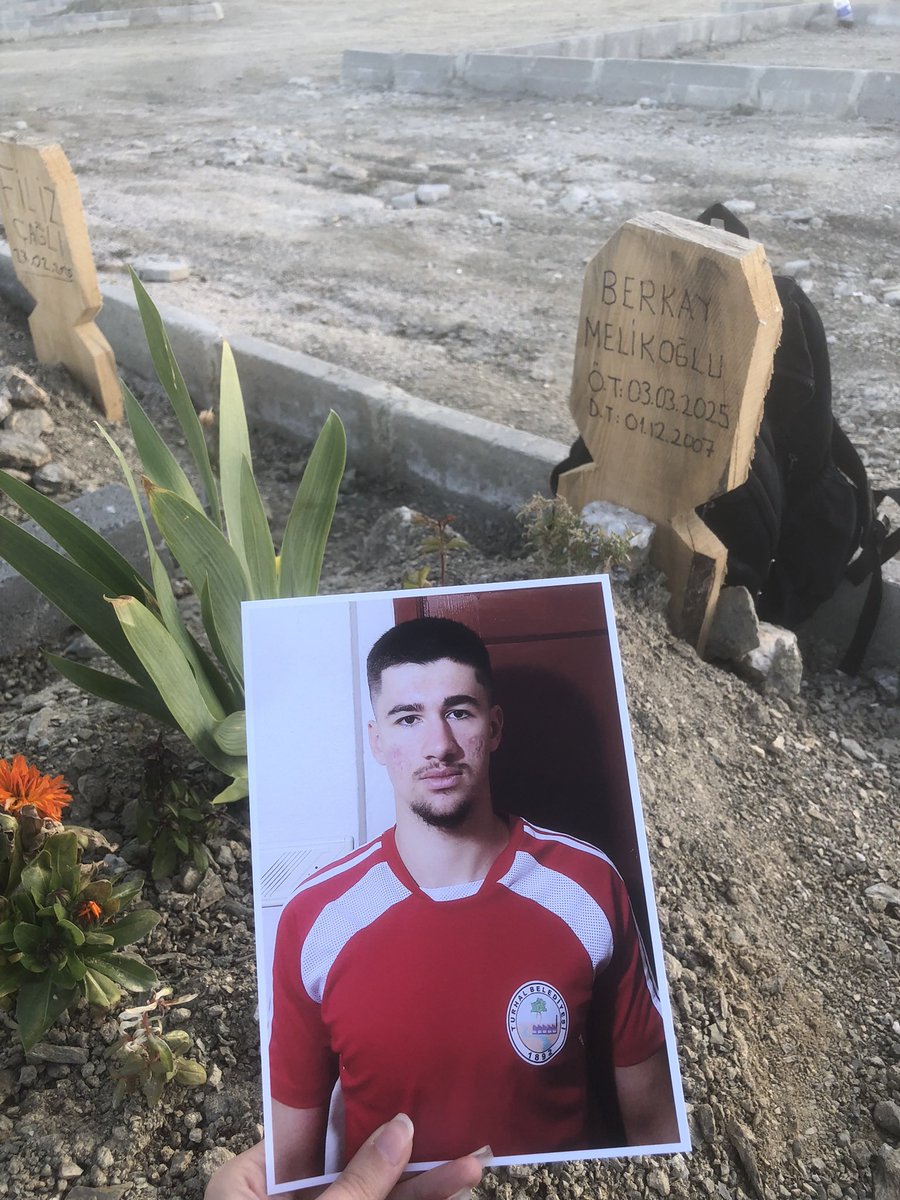 Ben Berkay Melikoğlu 
17 yaşındaydım, milli sporcu olmak tek hayalimdi. Küçük çocuklara zorbalık yapılmasını istemediğim için,  kalbimden ve ciğerimden bıçaklanarak öldürüldüm... 

Cuma günü Tokat'ta duruşması yapılacak olan davamda, beni unutmayın 🙏 

 #SonSözBerkayİçin