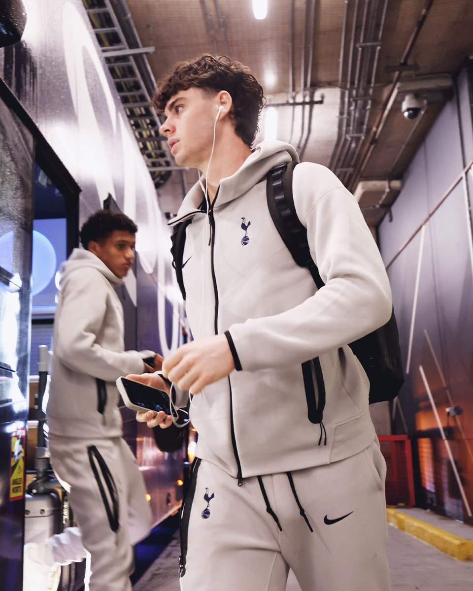 토트넘 선수단 출근 관련 이미지