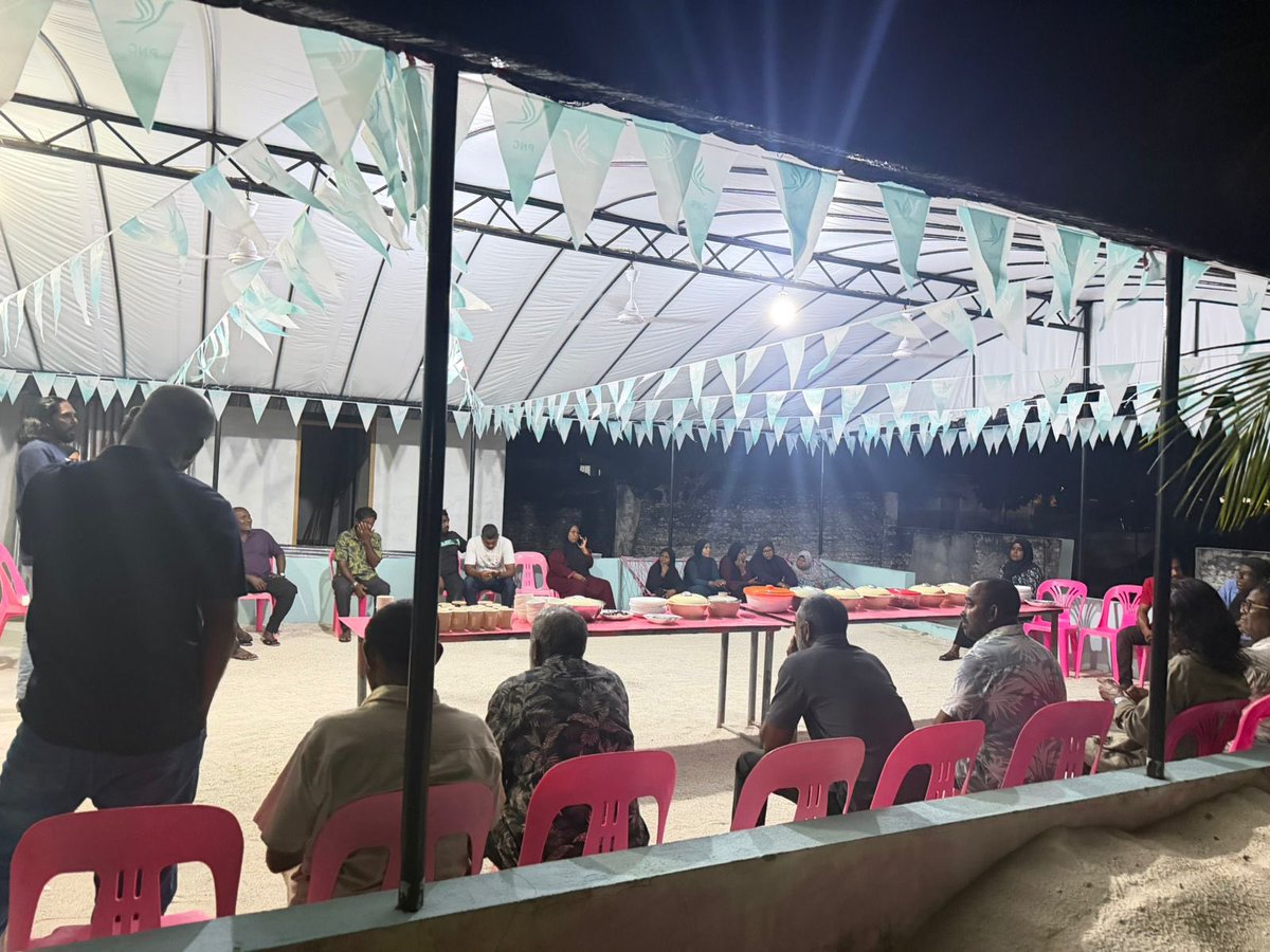 ޕީއެންސީ ގާދިއްފުށީ ސަޕޯޓަރުން ގުޅުން ބަދަހިކޮށްލުމަށްޓަކައި ބޭއްވުނު ރޭގަނޑުގެ ޖާފަތުގެ ތެރެއިން.

#DhiveheengeRaajje