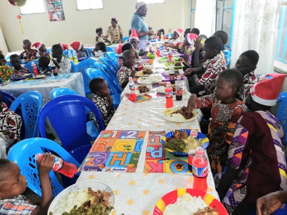 Gracias a los que colaboraron para apoyar al centro para niñas y niños de la calle, de 2 a 18 años, en #Betubana, en el #Congo 🫂
   Mensualmente aportamos para su alimentación, necesidades educativas y sanitarias, que sufragamos con venta de velas en parroquias y otras acciones
