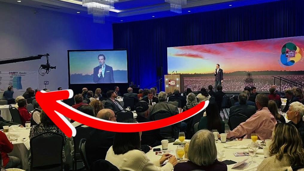 larryweaver's tweet photo. I’m not quite sure how to describe what I saw…

While I was speaking for the Mississippi Farm Bureau Federation, someone was visually sketching my keynote as it was happening.

Apparently, his name was Wade Forbes. Has anyone seen his work before? 

It was pretty amazing. https://t.co/XRUSqLaSVQ
