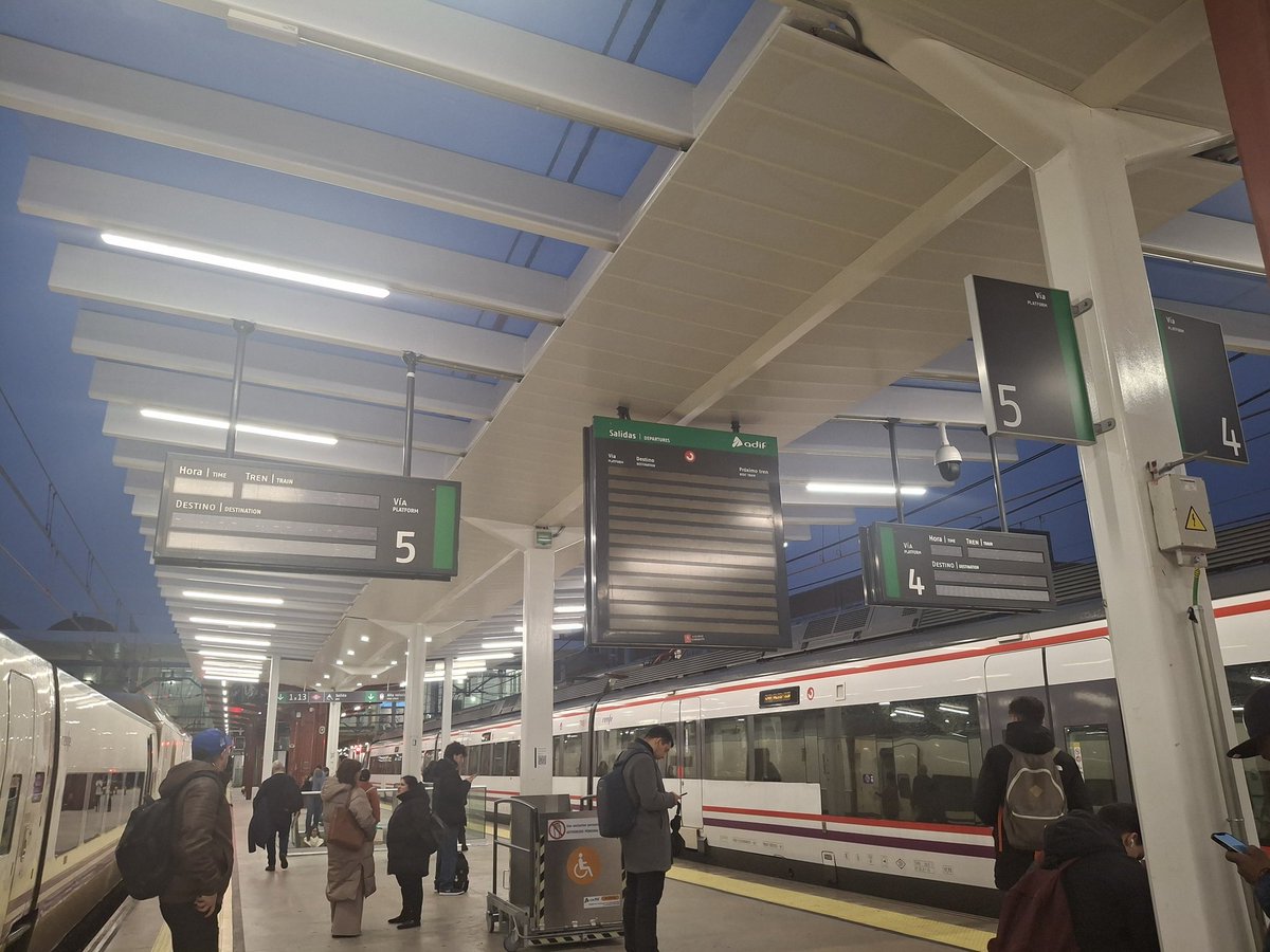 maibaju's tweet photo. Pues así se informados estamos en la Estación Clara Campoamor, Chamartín. Gracias @CercaniasMadrid @Inforenfe @transportesgob @ComunidadMadrid  ¡Es una maravilla mover en transporte público! https://t.co/yuvU40nqHX