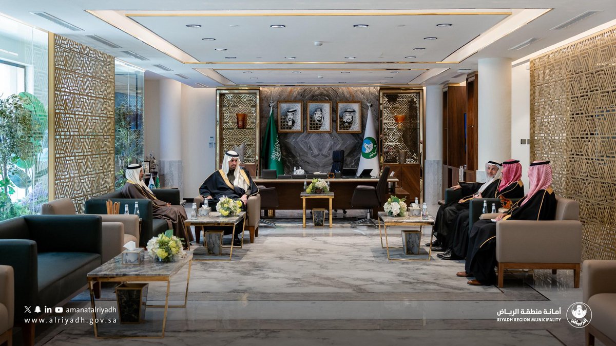 صاحب السمو الأمير د. فيصل بن عيّاف،
أمين منطقة الرياض يلتقي اليوم بمكتبه، رئيس
المصرف العربي للتنمية الاقتصادية في أفريقيا
السيّد عبدالله بن خليل المصيبيـح، بعد توليه
رئاسة المصرف حيث جـرى استعراض دور
المصرف في تمويل المشروعات التنموية
بأفريقيا، وبحث الشراكة مع المعهد
العربي