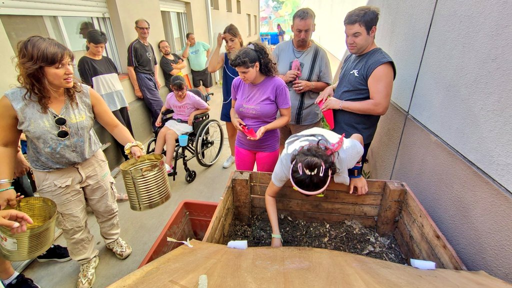 Val_Fabian's tweet image. Hoy gran jornada en el Centro de Día II de #INCUDI 🌼🌿.

armamos macetas con flores y aromáticas🌱 para favorecer la biodiversidad en la huerta.
Además, rellenamos canteros y macetas con el increíble #Compost que vienen produciendo🙌♻️.

Un espacio de huerta que queremos mucho,