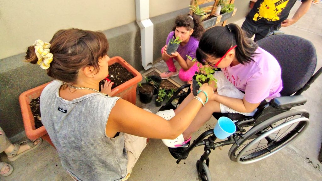 Val_Fabian's tweet image. Hoy gran jornada en el Centro de Día II de #INCUDI 🌼🌿.

armamos macetas con flores y aromáticas🌱 para favorecer la biodiversidad en la huerta.
Además, rellenamos canteros y macetas con el increíble #Compost que vienen produciendo🙌♻️.

Un espacio de huerta que queremos mucho,