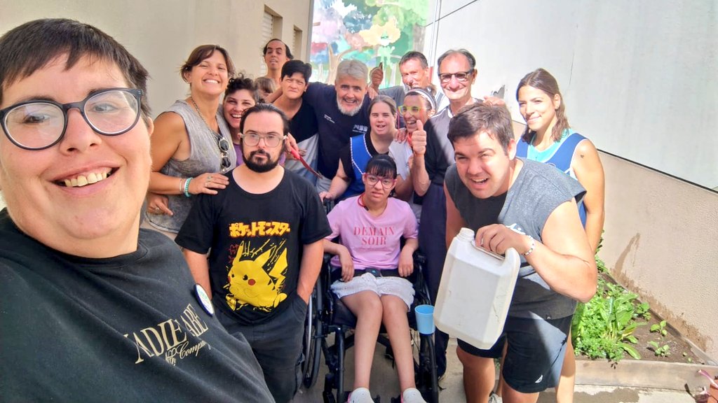 Val_Fabian's tweet image. Hoy gran jornada en el Centro de Día II de #INCUDI 🌼🌿.

armamos macetas con flores y aromáticas🌱 para favorecer la biodiversidad en la huerta.
Además, rellenamos canteros y macetas con el increíble #Compost que vienen produciendo🙌♻️.

Un espacio de huerta que queremos mucho,