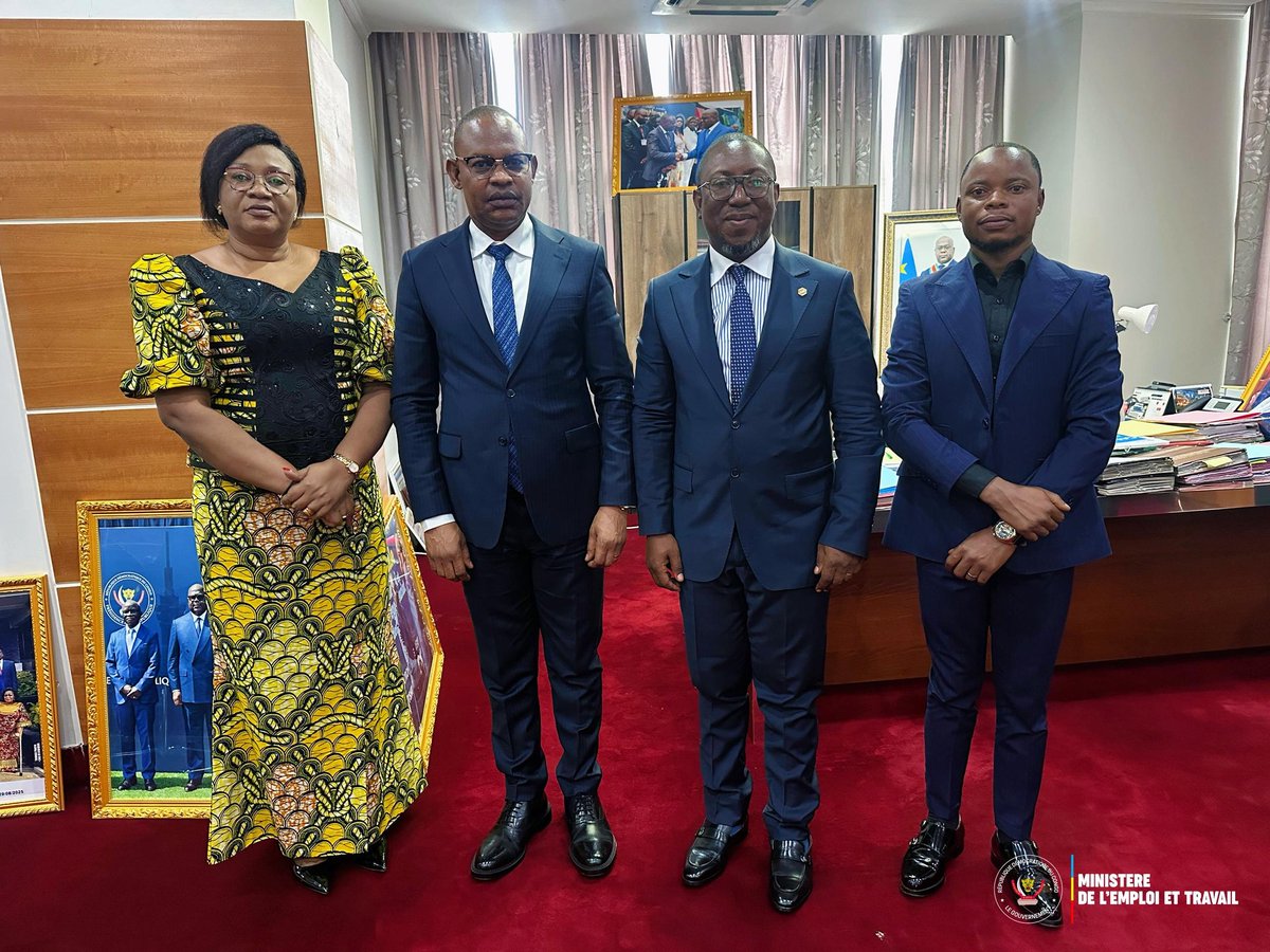 BilamboPat30382's tweet photo. Le Ministre de l’Emploi et du Travail, #Ferdinand #MASSAMBA WA MASSAMBA, a reçu le Directeur général de la société #Expatman, #Jean-#Pierre THUMBA.
Cette rencontre a permis au responsable d’Expatman de présenter les activités de son entreprise, spécialisée dans l’accompagnement des travailleurs et des employeurs étrangers, notamment en matière de respect et d’observation de la législation du travail en République démocratique du Congo.
Dans cette dynamique, une conférence, le Katanga Business Meeting "KBM", est projetée au mois de mai prochain à #Kolwezi, dans la province du Lualaba, en vue de sensibiliser les différentes parties prenantes sur les obligations légales liées à l’emploi des expatriés.
Le Ministre Ferdinand MASSAMBA WA MASSAMBA a salué cette initiative d'une portée citoyenne remarquable, tout en encourageant et soutenant les actions d’Expatman, qui s’inscrivent dans la promotion d’un marché du travail conforme aux normes légales en vigueur en RDC. @HarianaVeras @SuminwaJudith