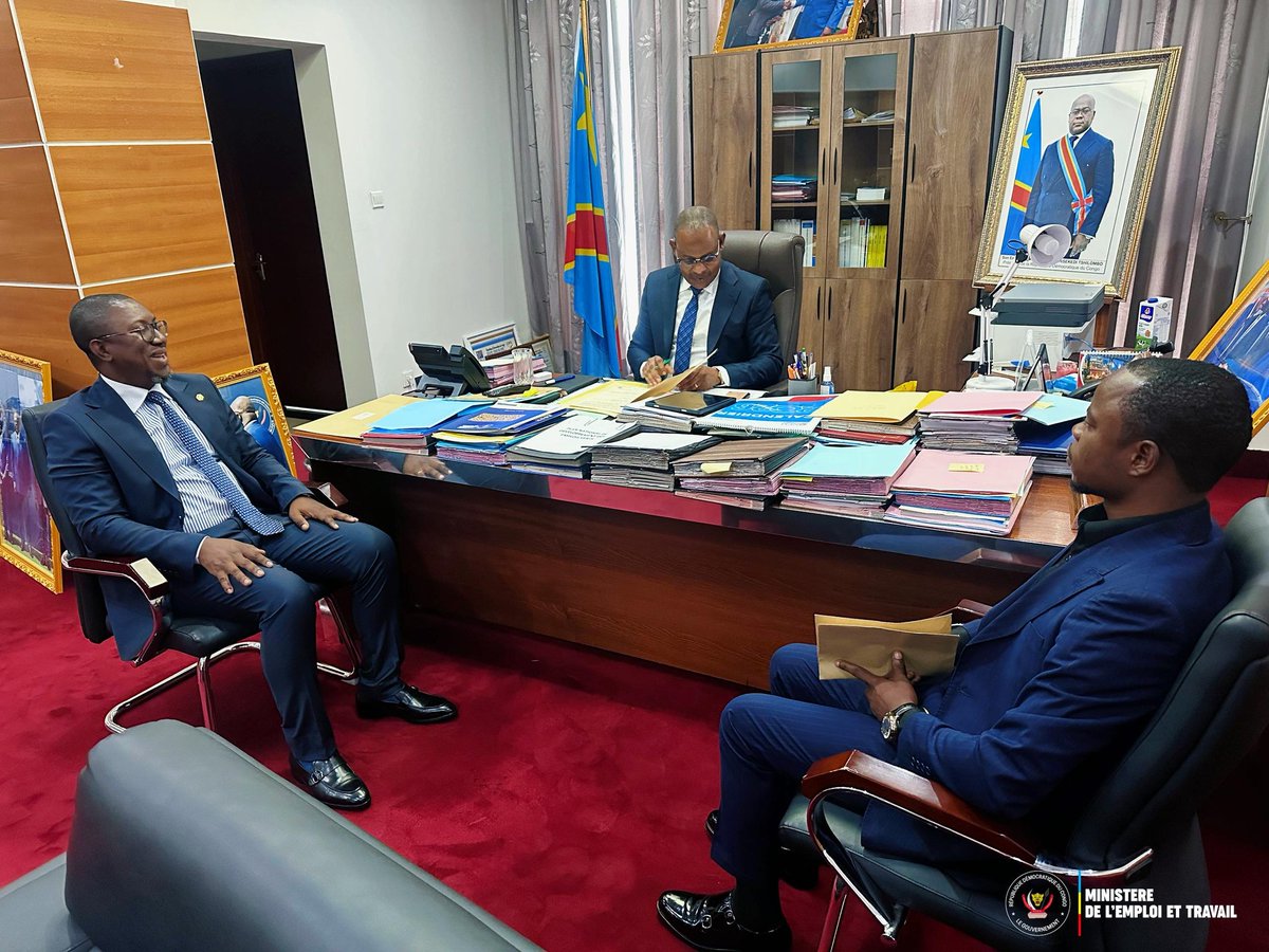 BilamboPat30382's tweet photo. Le Ministre de l’Emploi et du Travail, #Ferdinand #MASSAMBA WA MASSAMBA, a reçu le Directeur général de la société #Expatman, #Jean-#Pierre THUMBA.
Cette rencontre a permis au responsable d’Expatman de présenter les activités de son entreprise, spécialisée dans l’accompagnement des travailleurs et des employeurs étrangers, notamment en matière de respect et d’observation de la législation du travail en République démocratique du Congo.
Dans cette dynamique, une conférence, le Katanga Business Meeting "KBM", est projetée au mois de mai prochain à #Kolwezi, dans la province du Lualaba, en vue de sensibiliser les différentes parties prenantes sur les obligations légales liées à l’emploi des expatriés.
Le Ministre Ferdinand MASSAMBA WA MASSAMBA a salué cette initiative d'une portée citoyenne remarquable, tout en encourageant et soutenant les actions d’Expatman, qui s’inscrivent dans la promotion d’un marché du travail conforme aux normes légales en vigueur en RDC. @HarianaVeras @SuminwaJudith