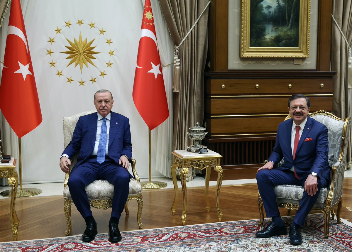 RHisarciklioglu's tweet photo. Cumhurbaşkanımız Sayın @RTErdogan’ı Cumhurbaşkanlığı Külliyesinde ziyaret ettim. İş dünyamızın gündemindeki konuları aktardım. https://t.co/UYt6qJ6SAo