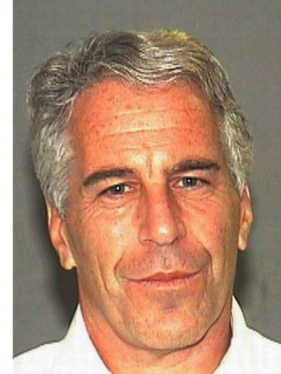 إنتبهوا!!!

إياكم أن تُخدعوا بالإعلام الغربى المضلِّل والعربى المضلَّل وتقولوا خلفهم:
#ملفات_جيفرى_إبيستن، 
أو فضائح جيفرى إبيستن!

*فمن أين لهذا الصعلوك التافه أن يشترى جزيرة ويقيم عليها منتجعا يبهر علية السفلة من الأقوام؟
*ومن أين له أن يشترى طائرة؟
*ومساكن فاخرة فى أوروبا