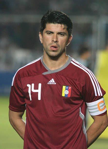 CataRoque's tweet photo. Con observar todo lo rodea al “Brujo” Martínez dentro y fuera de la cancha, se magnifica profundamente y sin esfuerzo a los Luis Manuel Seijas, Leopoldo Jimenez, Franklin Lucena, Micky Mea Vitali… Tomás Rincón.
¡Que futbolistas y profesionales pa’ buenos estos tipos! 🇻🇪✅ https://t.co/ooUwymYgaM