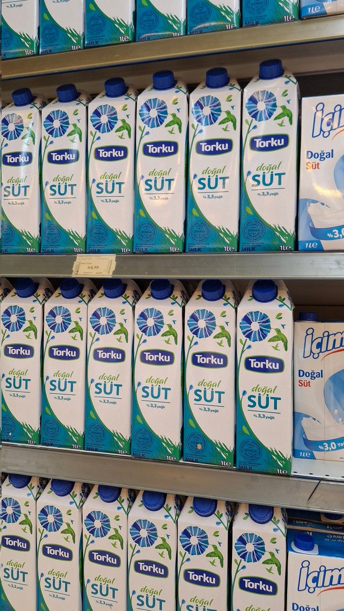 emlyigit's tweet photo. Peki süte ne demeli? Marketlerin kendi kutu sütlerinin litresi 49 lira olmuş inanamadım. Yüzde 3 yağlı kutu süt 65 lira. Çiğ süt alım fiyatı 22,22 liraya çıktı hemen kutulara yansıdı. Üretici kazanamıyor, biz içemiyoruz. Proteinsiz büyüyor çocuklar #Tarım #süt #hayvancılık https://t.co/hFlDK1UZPB