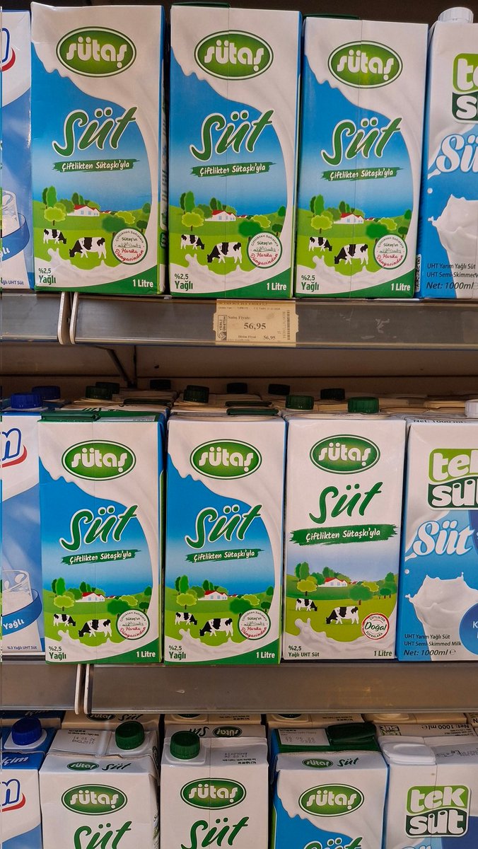 emlyigit's tweet photo. Peki süte ne demeli? Marketlerin kendi kutu sütlerinin litresi 49 lira olmuş inanamadım. Yüzde 3 yağlı kutu süt 65 lira. Çiğ süt alım fiyatı 22,22 liraya çıktı hemen kutulara yansıdı. Üretici kazanamıyor, biz içemiyoruz. Proteinsiz büyüyor çocuklar #Tarım #süt #hayvancılık https://t.co/hFlDK1UZPB