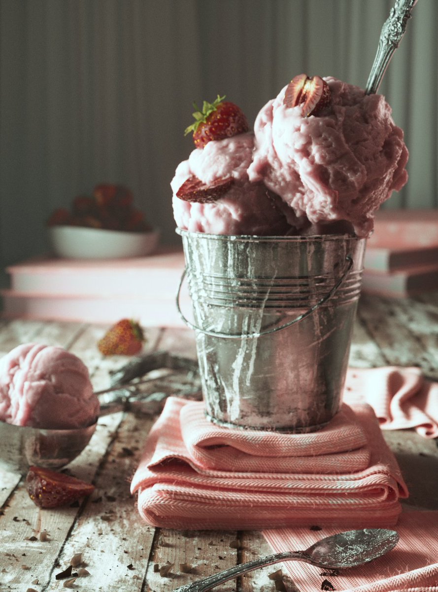 motionpunk1's tweet image. Since I am revisiting past works, I bumped into these frames right here. At some point i was a lot into food and still life stuff -and still I am up to this day.

#cinema4d #octanerender #artdirection #vanitas