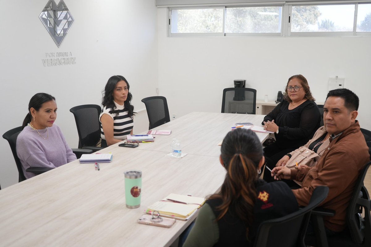 cejumver's tweet photo. Reunión de trabajo con el Instituto Municipal de la Mujer y la Procuraduría de la Defensa del Menor del Ayuntamiento de Jilotepec, para fortalecer acciones conjuntas en favor de mujeres, niñas, niños y adolescentes. 💜

@rocionahle @ahuedricardo 

#CJMParaTodas https://t.co/k94hEqSWew