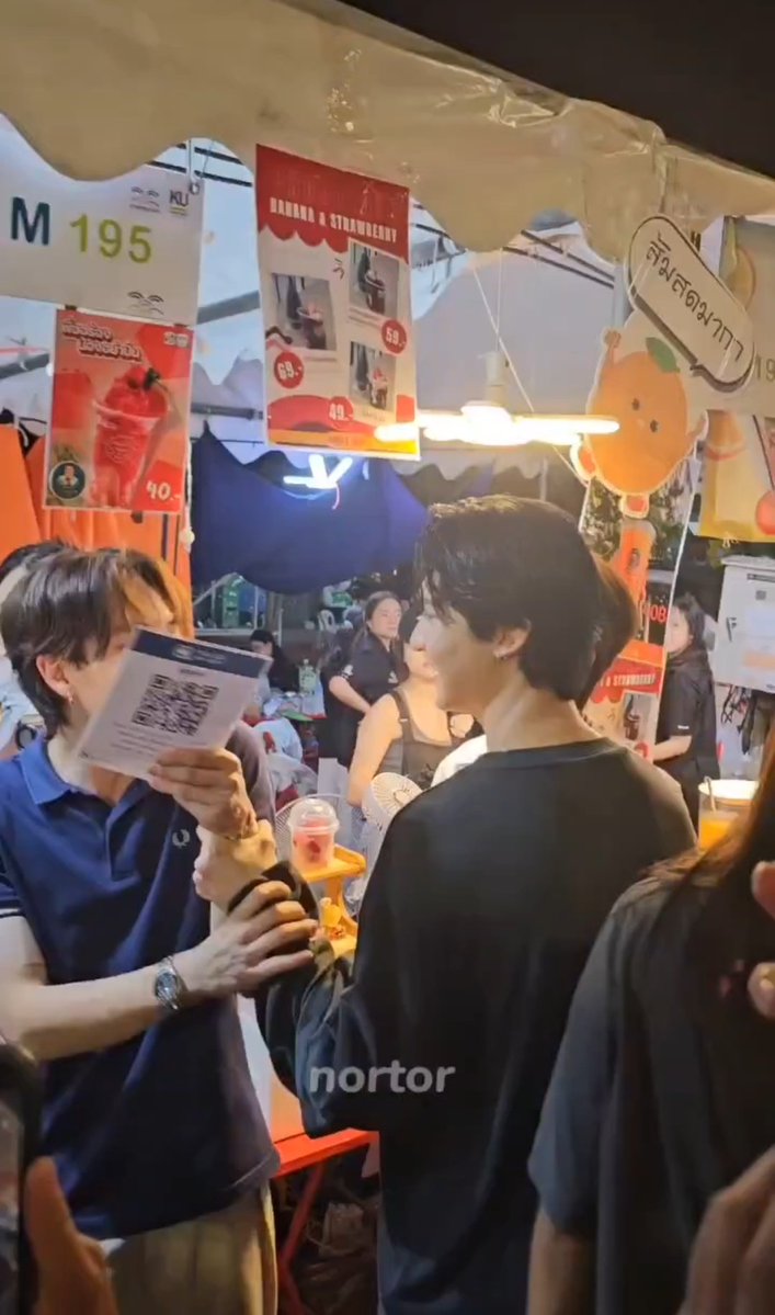 ionnoot's tweet image. Gene: pat &amp;amp; ryu came together as a pair, i was so shocked

Gene: they came in &amp;amp; ryu grabbed my hand really tightly, it didn't hurt it just surprised me &amp;amp; he told me to 'focus on selling' and i just said "yes"

// gene is so scared of ryu 😭

#ryujinpatji