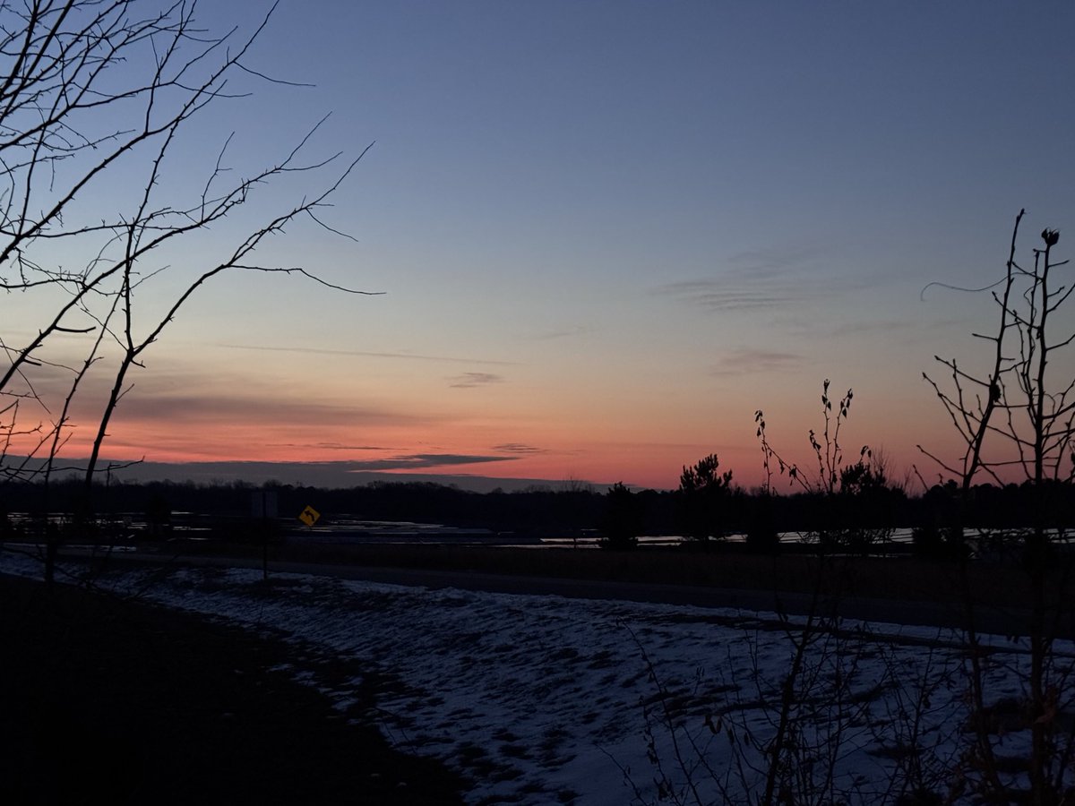TheOtherLori's tweet image. 5.6 miles for another trip around the sun. Still a lot of ice out &amp;amp; had to jump into a snow covered ditch to get out of the way of a car. @noxgear  lighting up the snow. #runchat #chasingthesun #lightmeup